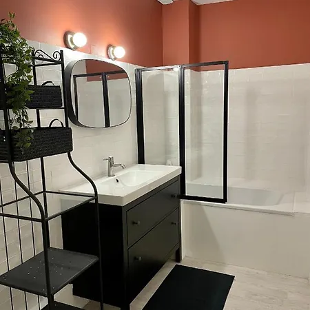Apartment Aux Pieds Du Palais Des Papes. *